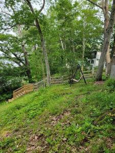 Picturesque lake-front cottage close to amenities