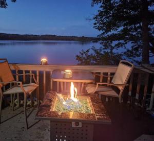 Picturesque lake-front cottage close to amenities