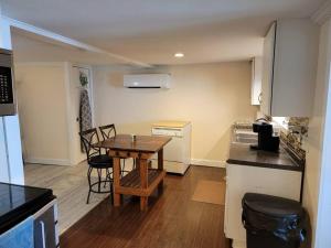 Picturesque lake-front cottage close to amenities