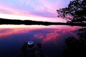 Picturesque lake-front cottage close to amenities