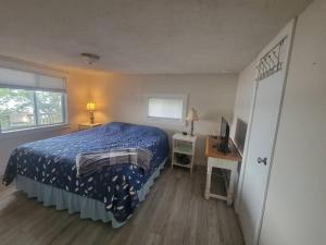 Picturesque lake-front cottage close to amenities