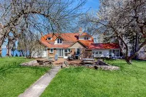 Antique Lake Front Getaway- The Lake House - Ripon