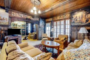 Victorian All-Suite Lakefront 3BR with Pier