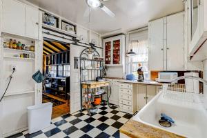 Victorian All-Suite Lakefront 3BR with Pier