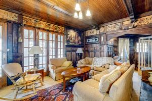 Victorian All-Suite Lakefront 3BR with Pier