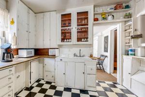 Victorian All-Suite Lakefront 3BR with Pier