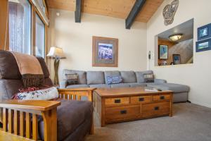 Perfect for 2 couples Plus 2-4 singles or kids - Walk to Gondolas, Heated Pool & Hot Tubs