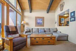 Perfect for 2 couples Plus 2-4 singles or kids - Walk to Gondolas, Heated Pool & Hot Tubs