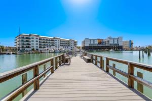 Seaside Serenity: 1BR Waterfront Penthouse Maderia