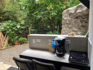 Villa Salvador - New Private Suite & Kitchen walk to Playa Chiquita