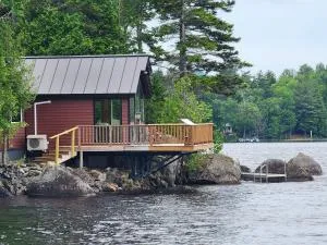 Luxurious and very private lake front cottage - Weston