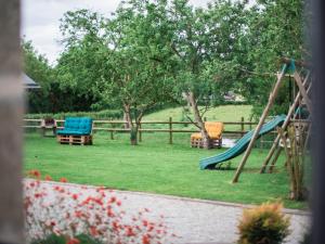 Longère rénovée avec charme, 5 chambres, grand jardin, proche du village, idéale pour 15 pers. - FR-1-410-355