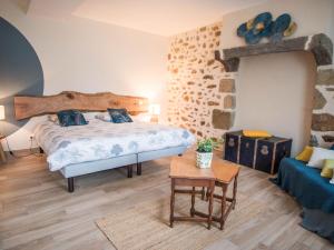 Longère rénovée avec charme, 5 chambres, grand jardin, proche du village, idéale pour 15 pers. - FR-1-410-355