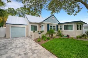 Poolside Oasis - Just Steps to The Sand! - Monthly Beach Rental - Dunedin