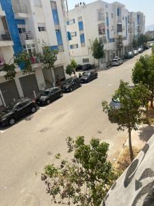 Martil Bel appartement lumineux, situé à seulement 15 minutes à pied et 5 minutes en voiture de la plage, idéal pour les vacances en famille ou entre amis