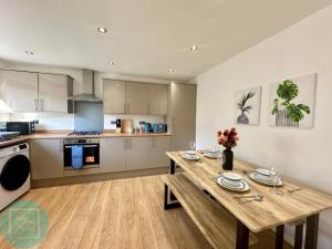 Charming 2BR Swinton House -Close to Manchester City Center