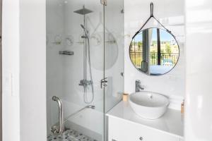 Giường Đơn Trong Phòng Nghỉ Tập Thể Cho Cả Nam Và Nữ (Single Bed in Mixed Dormitory Room)