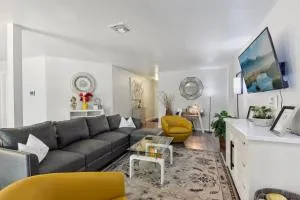 Modern Rental Near Medical Center, Six Flags, UTSA, La Cantera, Lackland AFB - Helotes