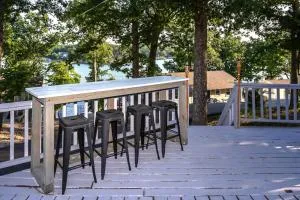 Funky Little Lakehouse - private dock and sunset view - Laurie