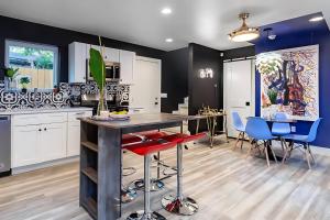 Two-Home Group Retreat - 6th Street 4 Min Walk