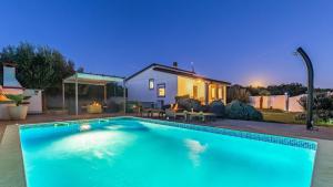 Holiday Home with pool near the beach, great location by WiiBuk