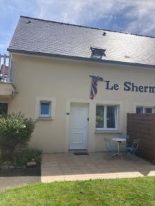 Maisons d'hotes Le Sherman : Chambre Triple avec Salle de Bains Privative Séparée