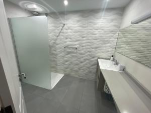 Stunning 2 bedroom apartment with full view of the sea and marina , full sun