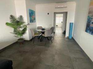 Stunning 2 bedroom apartment with full view of the sea and marina , full sun