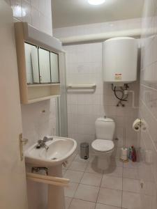 Studio White Chateau met parking en zonnig balkon