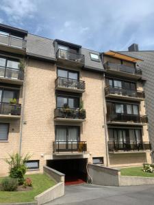 Studio White Chateau met parking en zonnig balkon