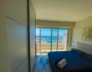 MARINA SEAVIEW APARTMENT - Central top-floor apartment with panoramic terrace, near Marina & Train Station - Nettuno