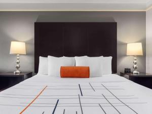 Executive King Room with Bath Tub - Hearing Accessible/Non-Smoking room in La Quinta by Wyndham Santa Clarita - Valencia