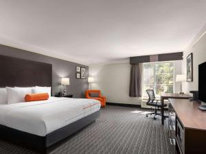 King Room with Bath Tub - Mobility/Hearing Accessible - Non-Smoking room in La Quinta by Wyndham Santa Clarita - Valencia