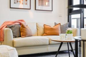 Highrise Skyline Spectacular View Luxury 2B2B1C