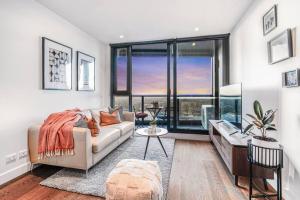 Highrise Skyline Spectacular View Luxury 2B2B1C