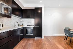 Highrise Skyline Spectacular View Luxury 2B2B1C