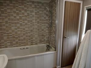 Willow Tree Luxury Full Size Lodge 6 Miles From York With Private Hot-Tub and Garden