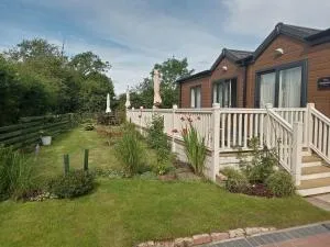 Willow Tree Luxury Lodge with Private Hot-Tub and Garden only 6 Miles to York - Wilberfoss