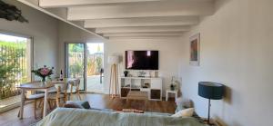 Maisons de vacances LesOyats33 - Maisonnette avec acces Piscine : photos des chambres