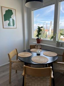 Valoisa kaksio merimaisemalla keskustassa