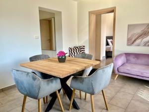 Cozy & Chic - Apartment with a private patio 