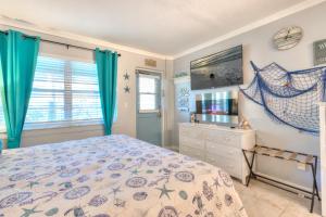 Tropic Terrace Suite #10 - Beachfront Resort