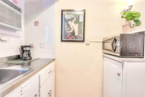 Tropic Terrace Suite #3 - Beachfront Resort