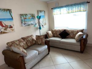Tropic Terrace Suite #8 - Beachfront Resort