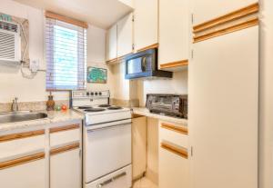 Tropic Terrace Suite #8 - Beachfront Resort