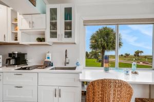 Tropic Terrace Resort #27 -Beach View Suite