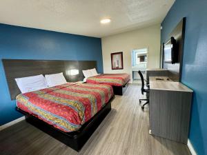 Double Room with Two Double Beds - Smoking room in Knights Inn Greenville