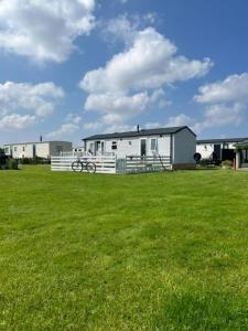 Nr 88 Neues, ruhiges hundefreundliches Ferienhaus direkt am Wattenmeer, komplett eingezäunt