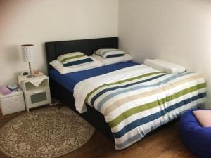 Chambre spacieuse et confortable avec écran plat