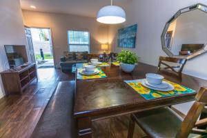 Elegant, Spacious 3bedroom Near Attractions Hot Tub Pool & Gym